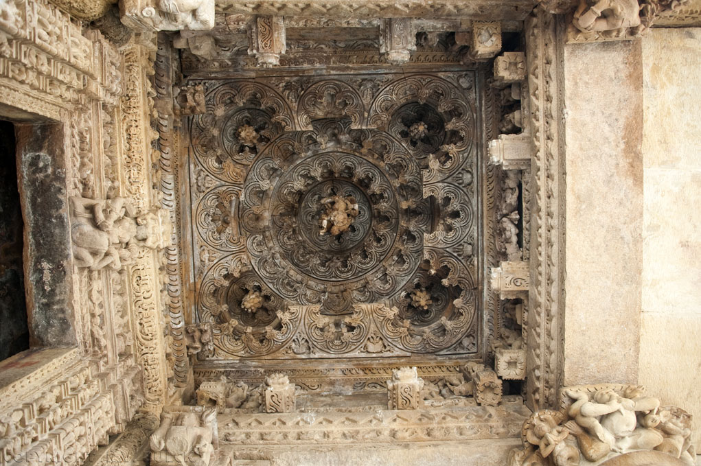 Ceiling decor of temple entrance, Parsvanatha, Eastern Group. Khajuraho (Madhya Pradesh). [© R.V. Bulck]